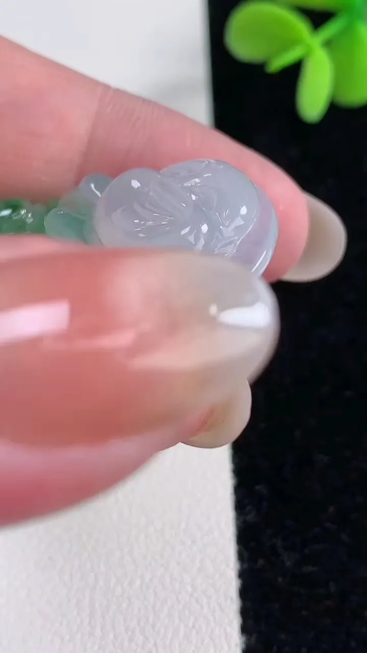 天然A货翡翠种飘花佛公吊坠，尺寸33-36.4-5.8，重量:11.61g
12月12日