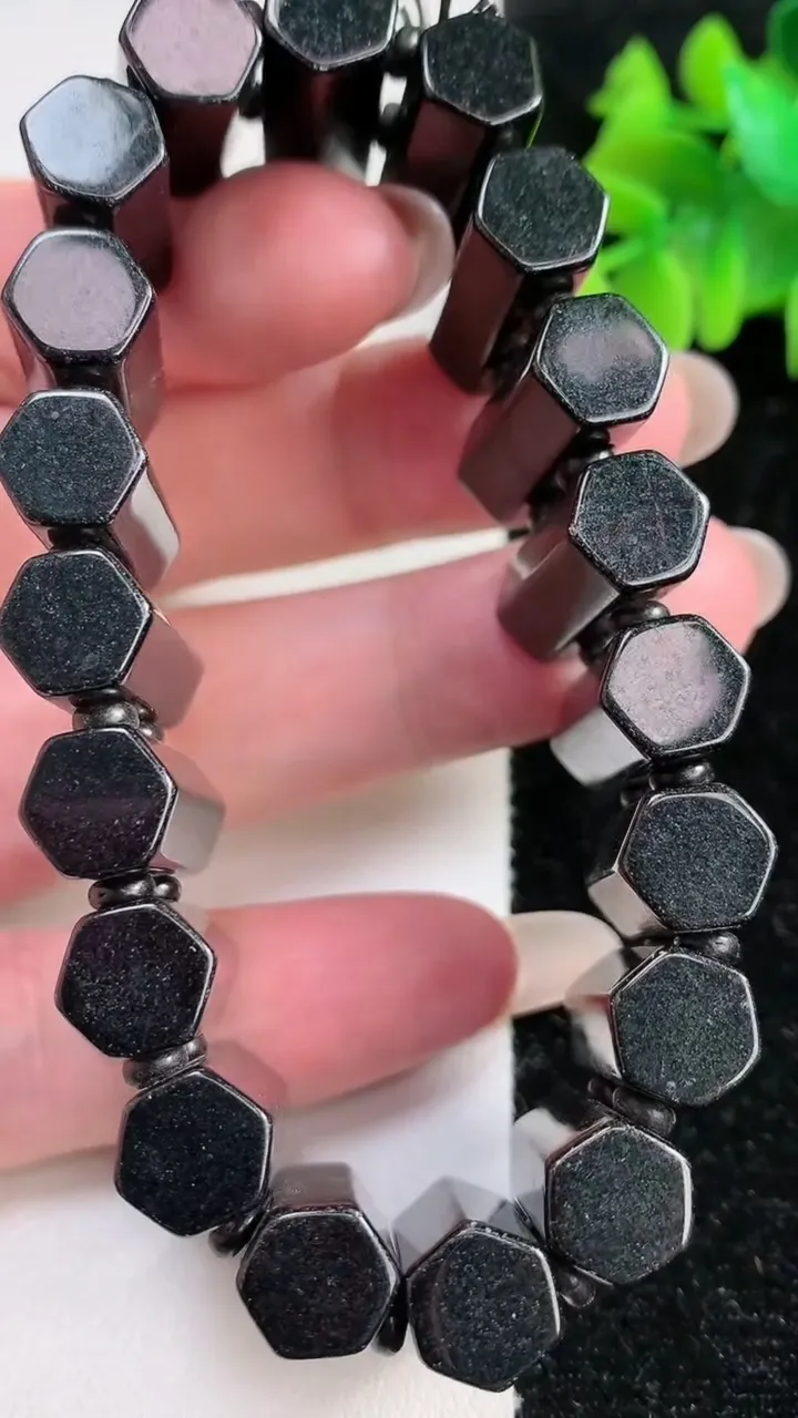 天然A货翡翠墨翠无事牌手串，尺寸20.4-8.9，重:82.41g12月12日
工厂直销收藏佳品,种好水足，色泽均匀，有种有色，上手高大气！