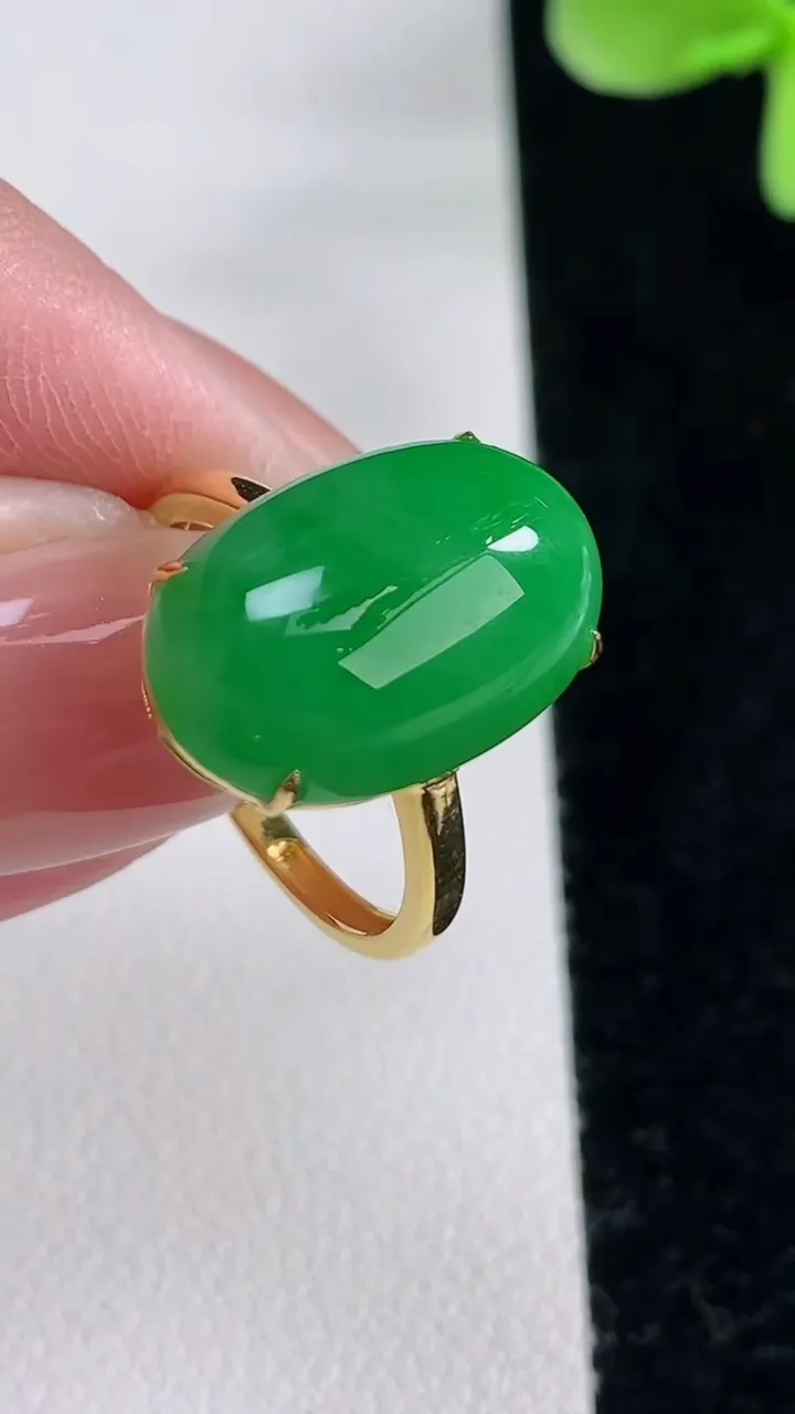 天然A货翡翠蛋面戒指，尺寸18-16.5-11-7.6，重量:3.55g2025年12月12日
工厂直销收藏佳品,种好水足，色泽均匀，有种有色，上手高大气！