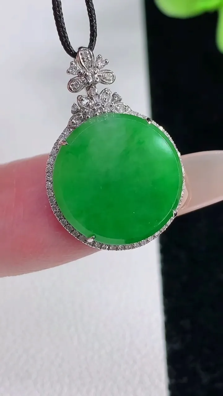 天然A货翡翠无事牌吊坠，尺寸24.2-16.5-4.5，裸石14.7重量:2.11g
12月12日