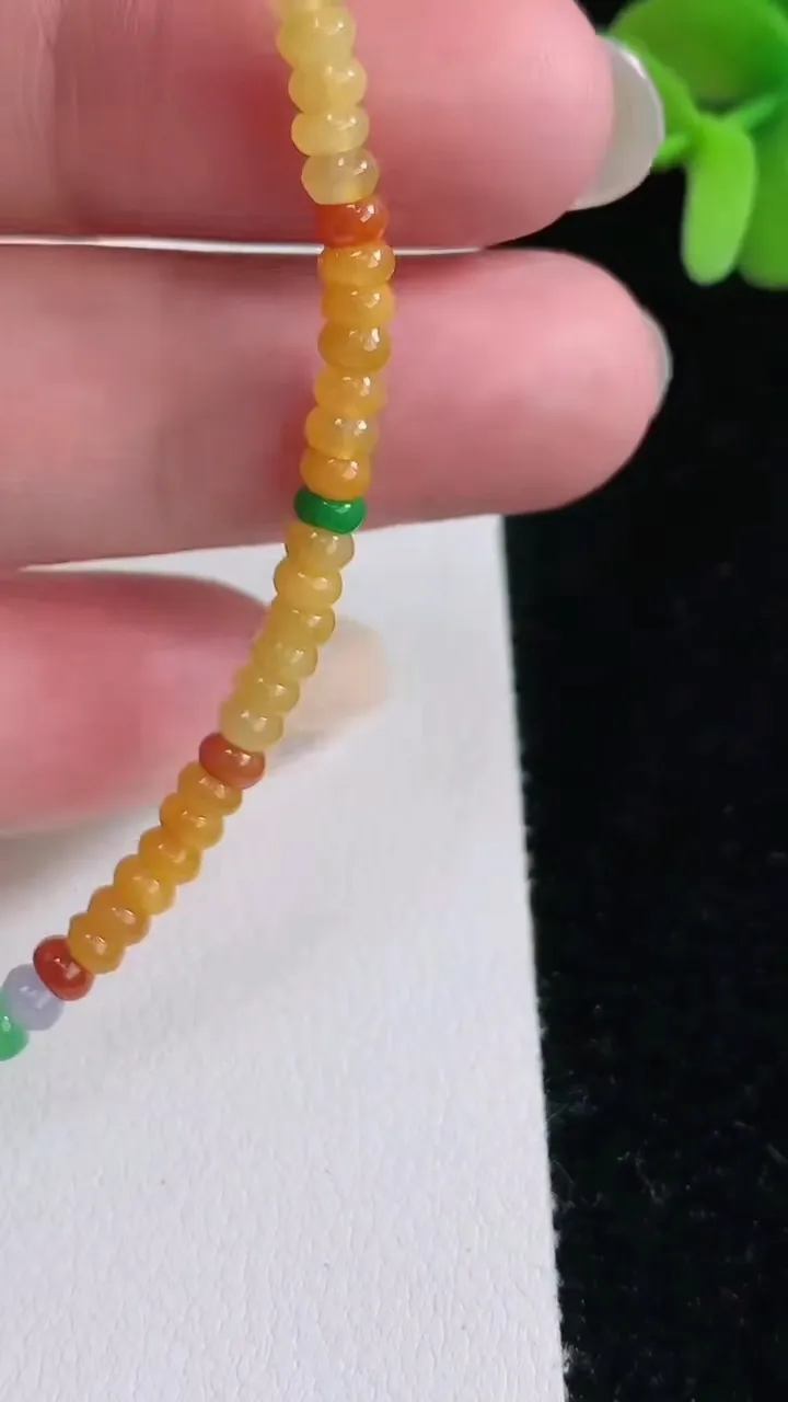 天然A货翡翠三彩算盘珠手串，尺寸3.3-1.6-79颗，重量:5.54g12月12日
工厂直销收藏佳品,种好水足，色泽均匀，有种有色，上手高大气！