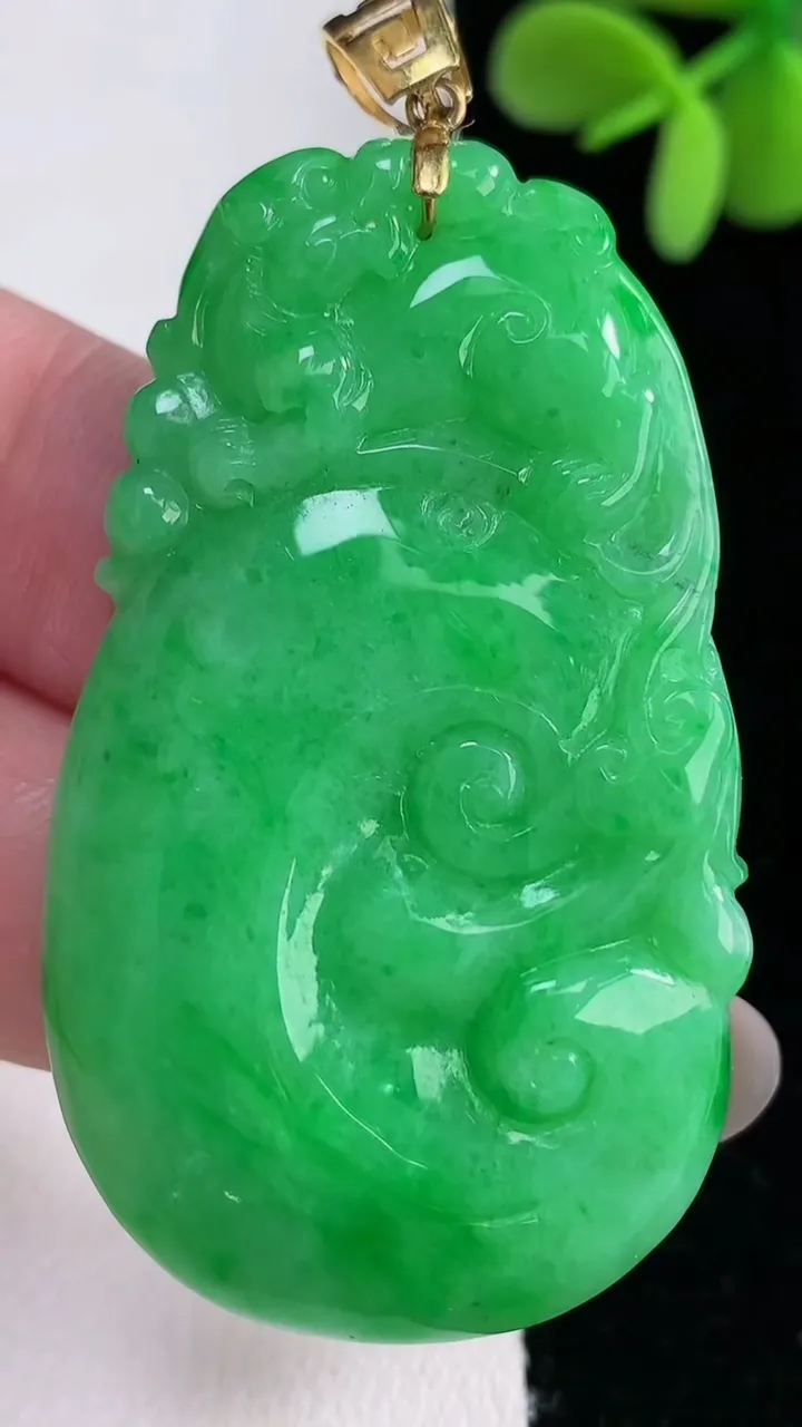 天然A货翡翠如意吊坠，尺寸50.2-30-5.4，重量:19.70g
12月12日