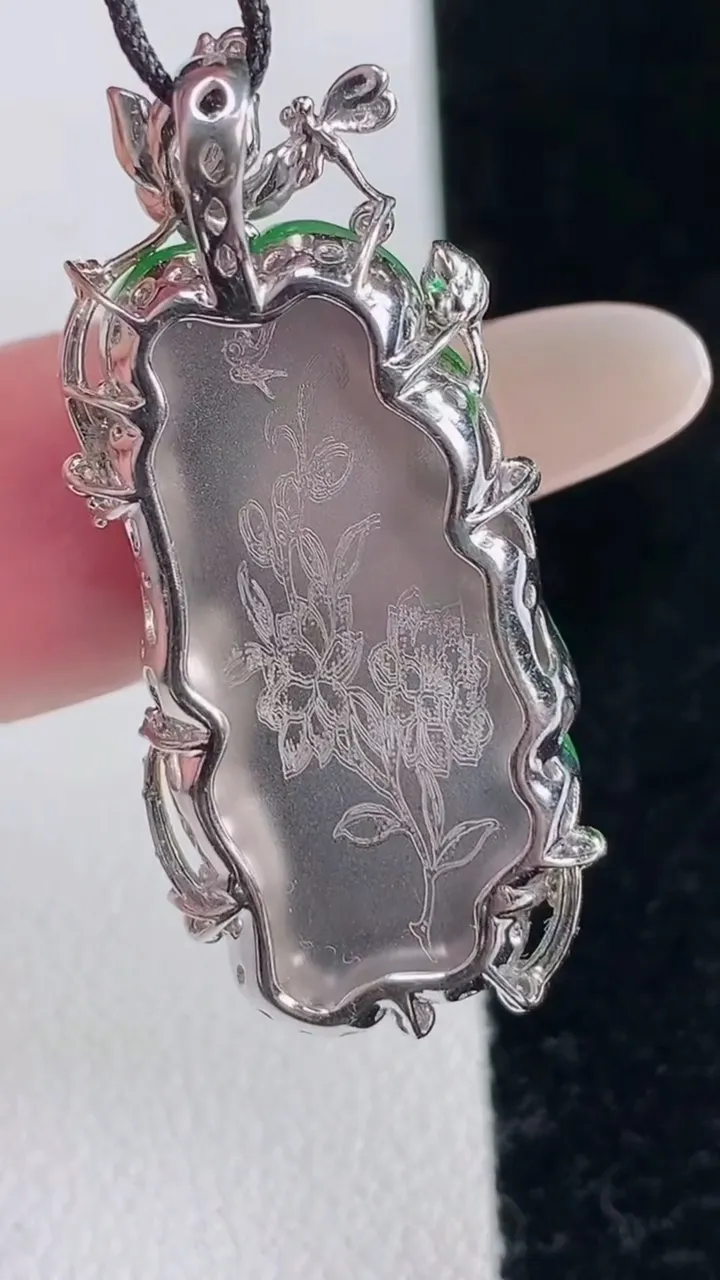 天然A货翡翠荷叶吊坠，尺寸37.2-16.3-7，裸石29.4-14.5重量:6.90g
12月12日