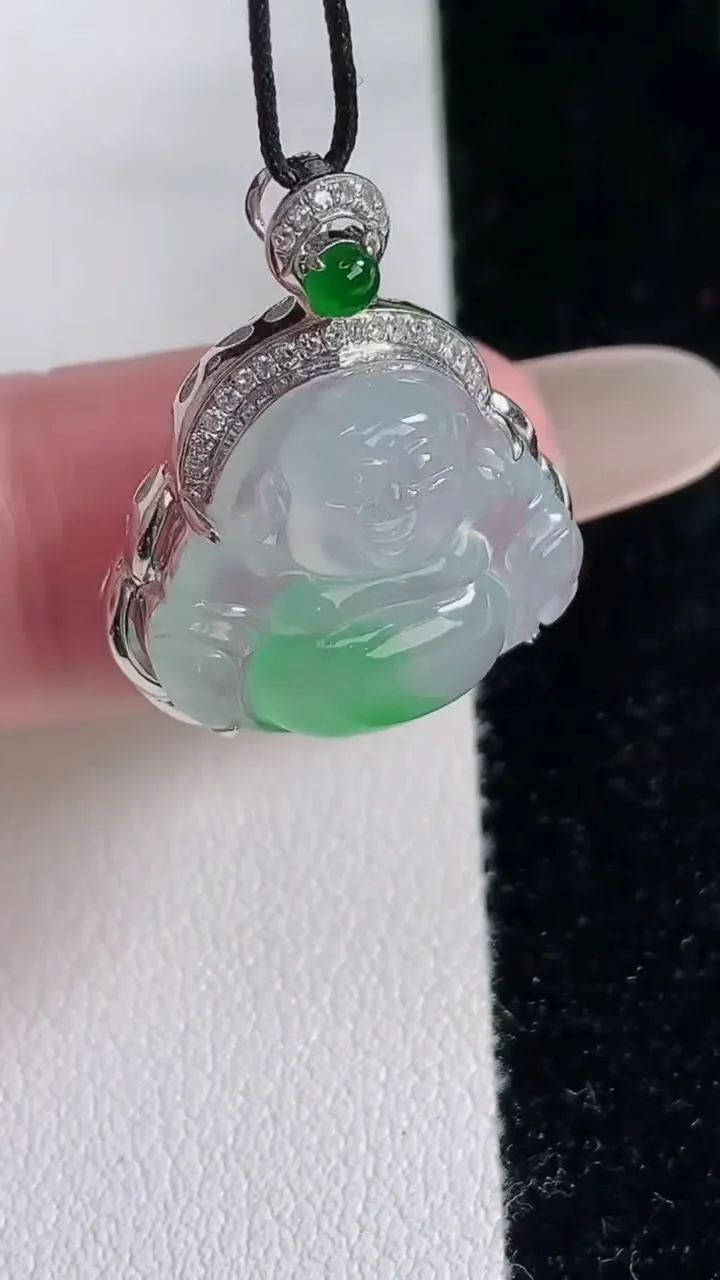 天然A货翡翠佛公吊坠，尺寸24.7-20-8.7，裸石16-18重量:3.60g
12月12日