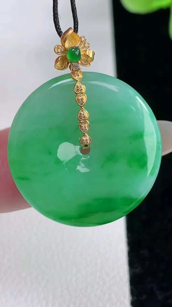 天然A货翡翠平安扣吊坠，尺寸24.1-3.4，重量:5.62g
12月12日