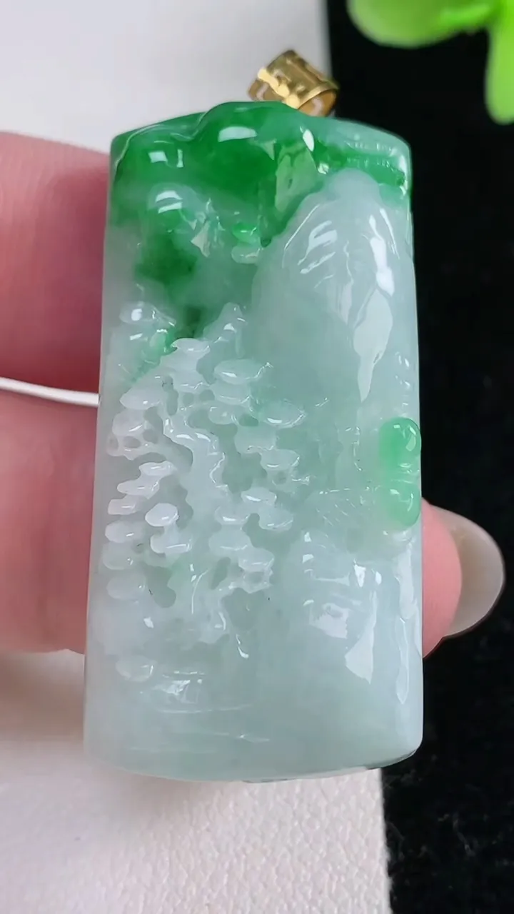 天然A货翡翠山水牌吊坠，尺寸42.4-20.6-9.4，重量:22.64g
12月12日