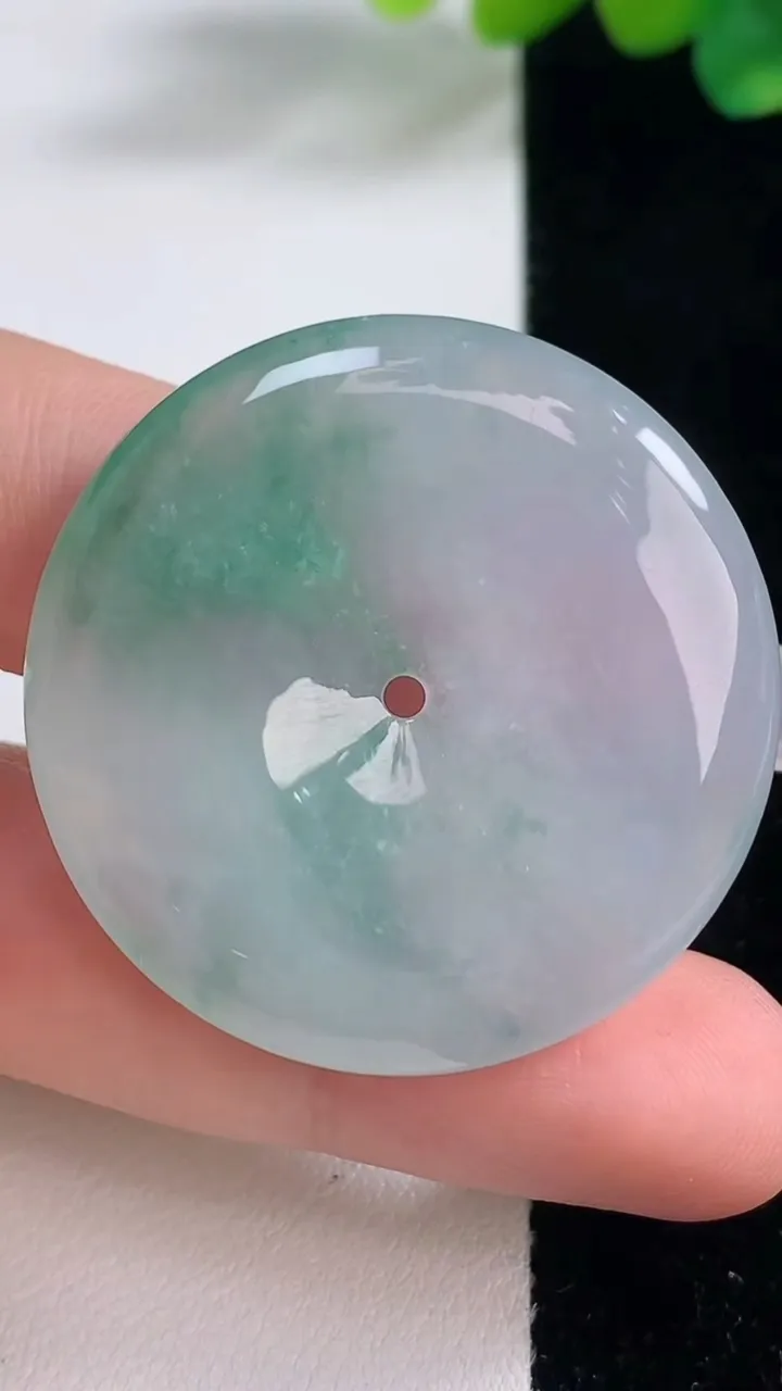 天然A货翡翠种飘花平安扣吊坠，尺寸36-6.3，重量:17.20g
12月12日