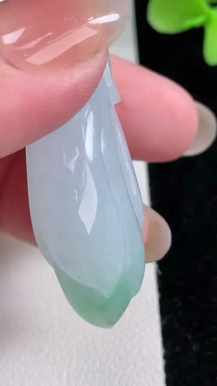 天然A货翡翠玉兰花吊坠，尺寸54-21.4-12，重量:25.55g
12月12日