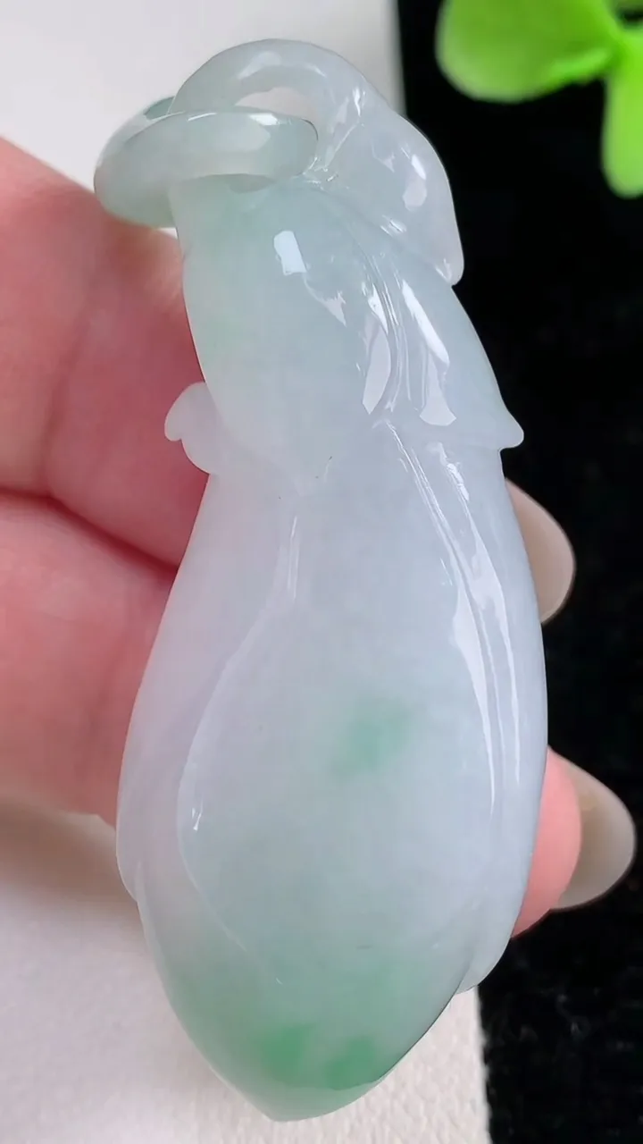 天然A货翡翠玉兰花吊坠，尺寸54-21.4-12，重量:25.55g
12月12日