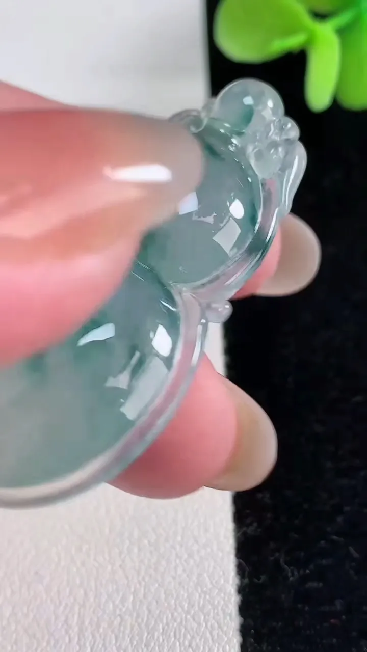 天然A货翡翠种飘花葫芦吊坠，尺寸48.6-29.4-7.2，重量:15.70g
12月12日