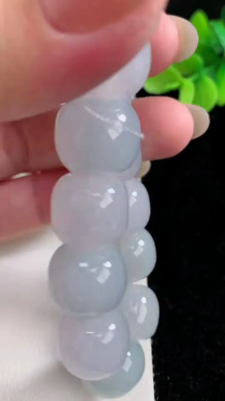 天然A货翡翠飘花路路通手串，尺寸12.2-14-15颗，重量:83.13g12月12日
工厂直销收藏佳品,种好水足，色泽均匀，有种有色，上手高大气！
