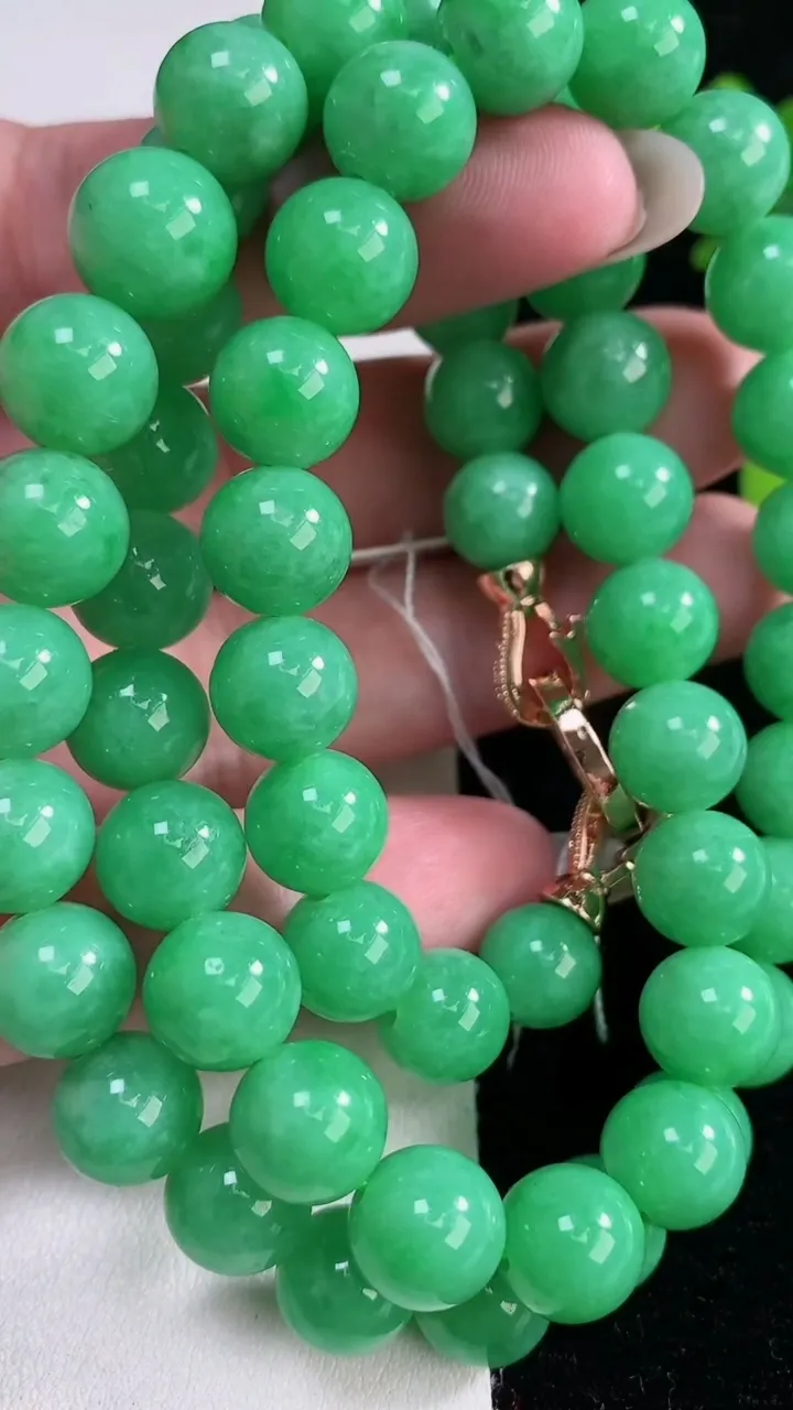 天然A货翡翠圆珠项链，尺寸10.4-59颗，重量:100.85g12月12日
工厂直销收藏佳品,种好水足，色泽均匀，有种有色，上手高大气！