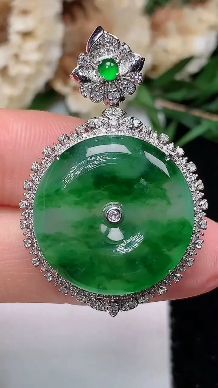 天然A货翡翠平安扣吊坠，尺寸37-24-9，裸石20，重量:5.87g
12月12日