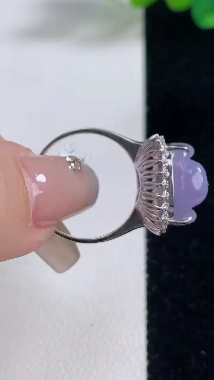 天然A货翡翠18K金紫罗兰佛公戒指，尺寸17.6-10.8-12.6-10.7，重量:3.91g2025年12月12日
工厂直销收藏佳品,种好水足，色泽均匀，有种有色，上手高大气！