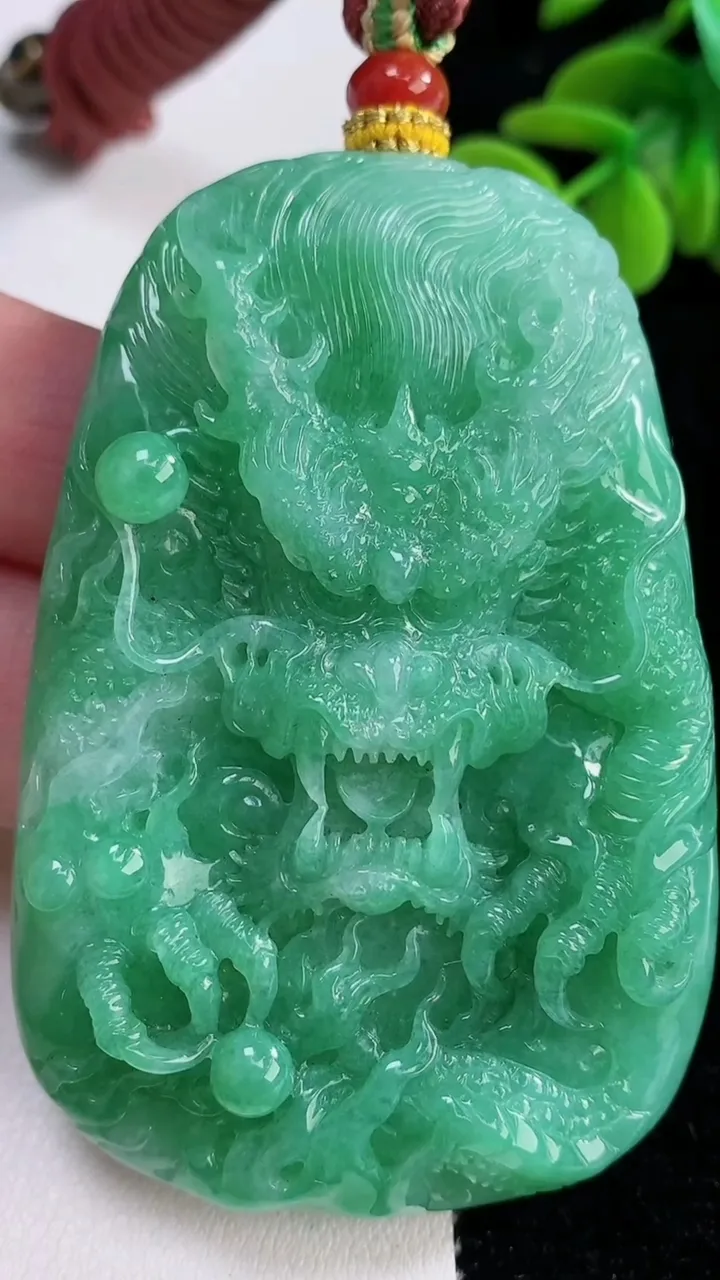 天然A货翡翠龙牌吊坠，尺寸69.5-46.4-10.8，重量:79.27g
12月12日