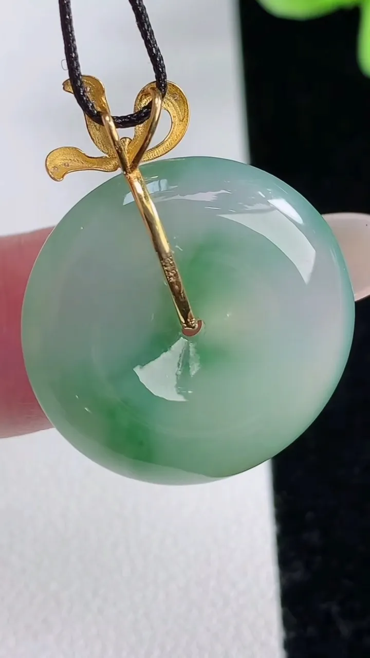 天然A货翡翠平安扣吊坠，尺寸23-5，重量:6.22g
12月12日