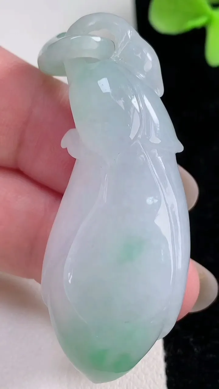 天然A货翡翠玉兰花吊坠，尺寸54-21.4-12，重量:25.55g
12月12日