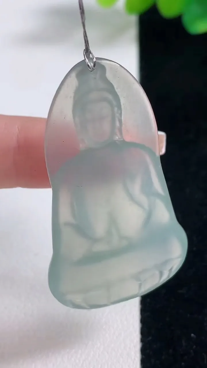 天然A货翡翠种白冰观音菩萨吊坠，尺寸49.5-27.2-5，重量:11.39g
12月12日