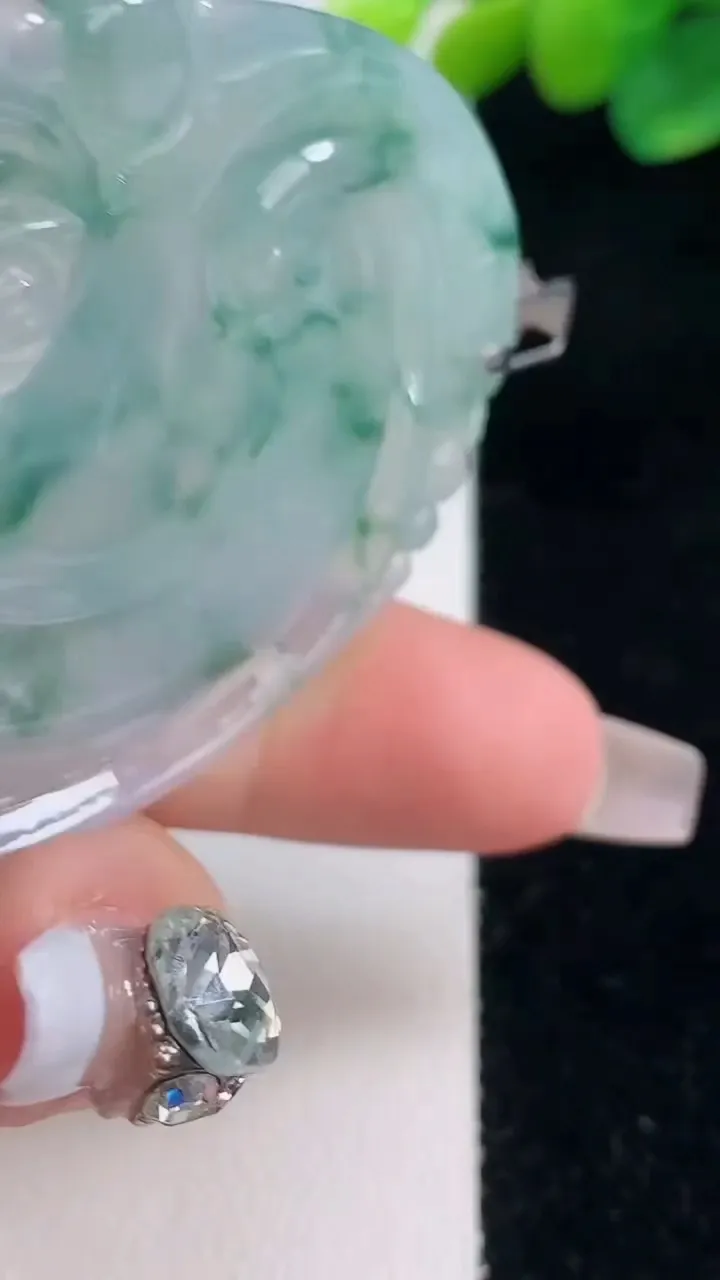 天然A货翡翠种飘花如意吊坠，尺寸53.4-44-5.7，重量:24.90g
12月12日