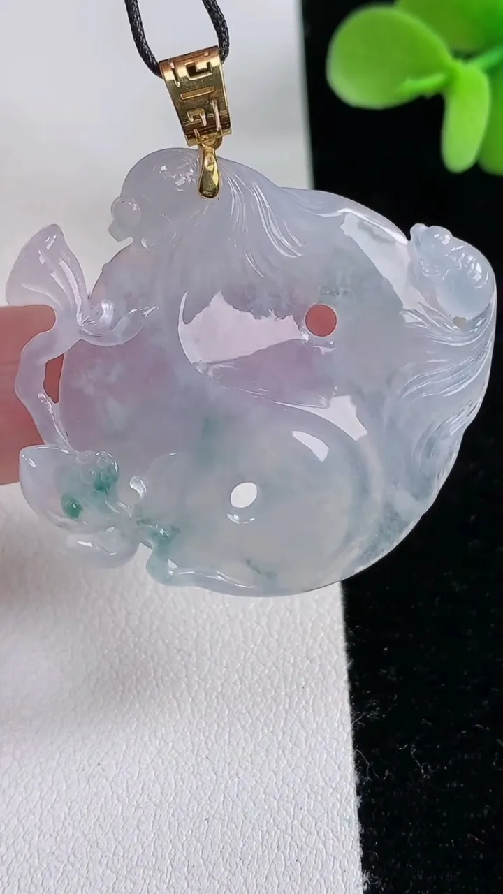 天然A货翡翠种飘花年年有余 荷叶鱼吊坠，尺寸37.3-40-3.3，重量:8.98g
12月12日