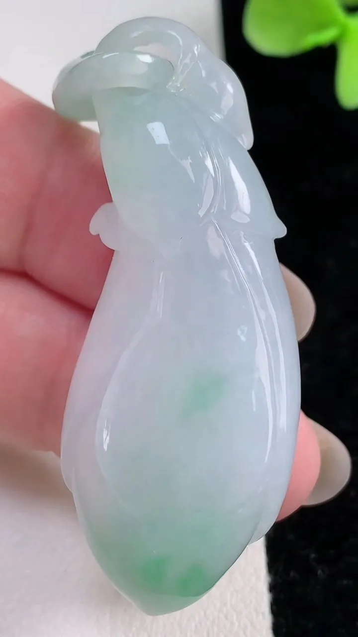 天然A货翡翠玉兰花吊坠，尺寸54-21.4-12，重量:25.55g
12月12日