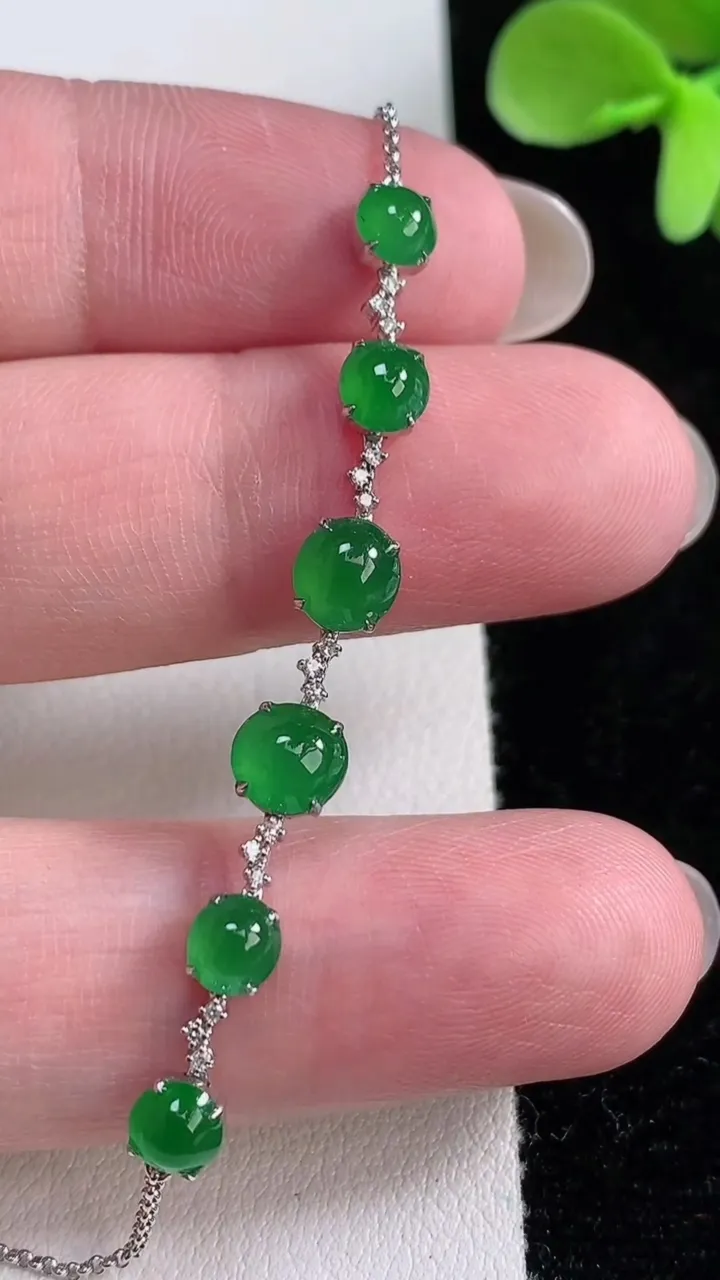 天然A货翡翠蛋面手链，尺寸5.6-5.2-3.4，重量:2.29g
12月12日