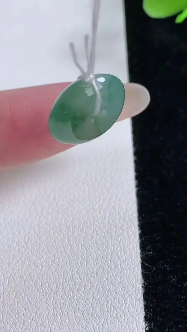 天然A货翡翠冰种飘花平安扣吊坠，尺寸14.5-5.2，重量:2.50g
12月12日