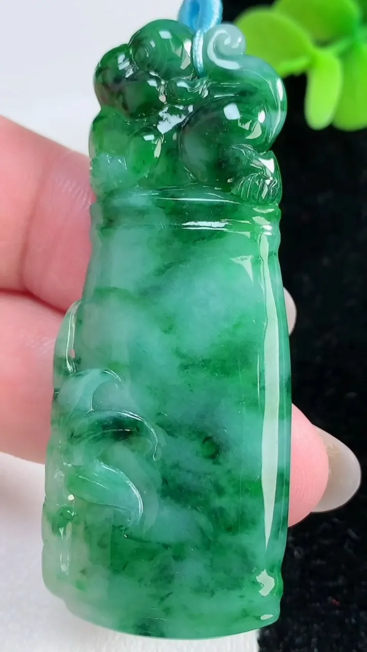 天然A货翡翠节节高升 竹节吊坠，尺寸61.2-24-5，重量:18.42g
12月12日