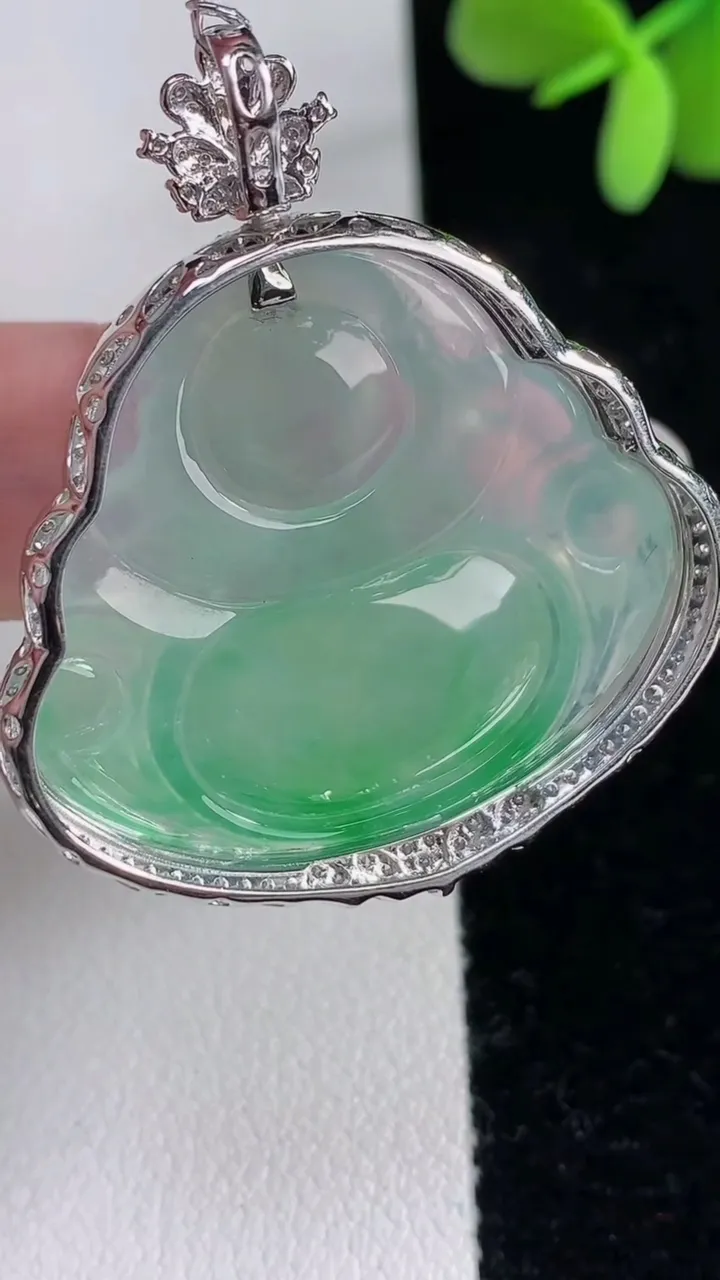 天然A货翡翠佛公吊坠，尺寸40-34.8-10.2，裸石28.2-32.2重量:10.18g
12月12日