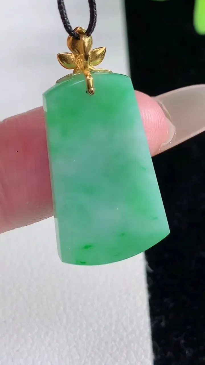 天然A货翡翠无事牌吊坠，尺寸24.8-14.7-2.6，重量:3.11g
12月12日