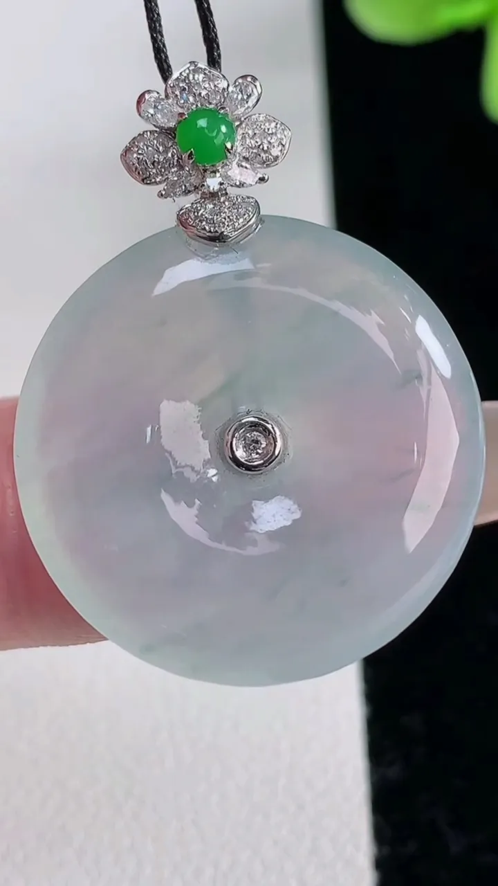 天然A货翡翠种飘花平安扣吊坠，尺寸25-4.5，重量:6.73g
12月12日