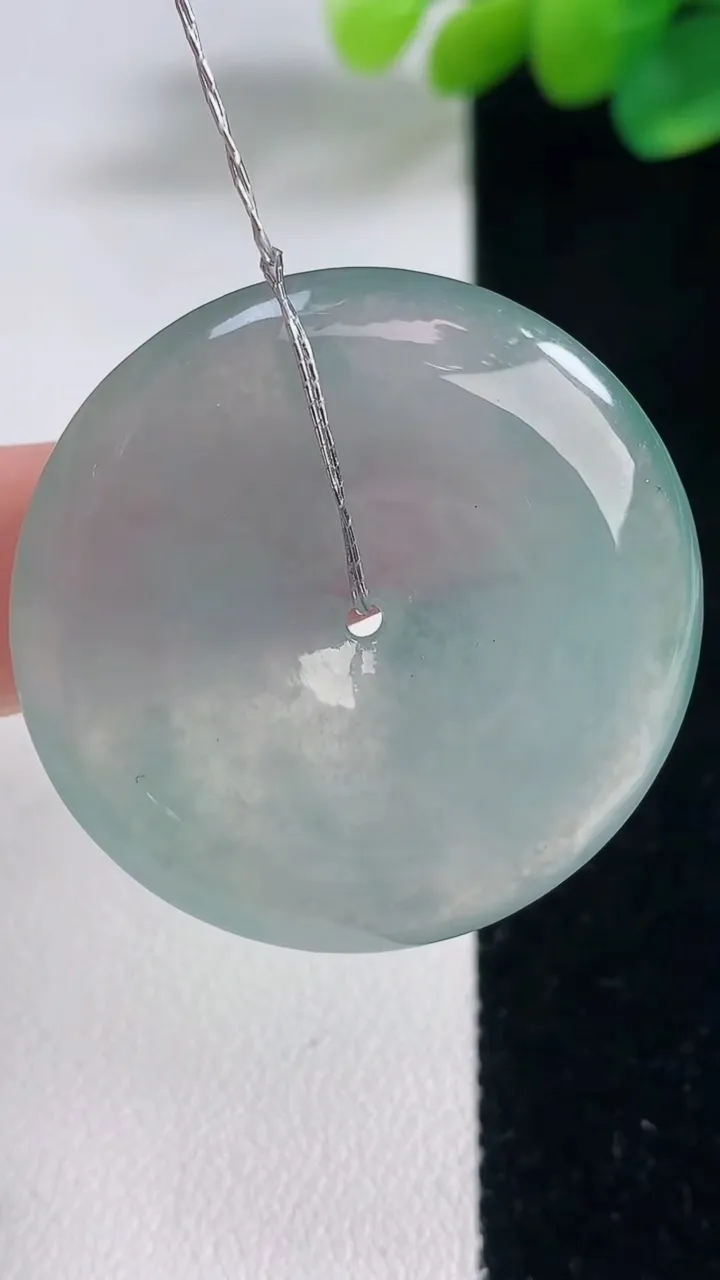 天然A货翡翠种飘花平安扣吊坠，尺寸34.5-6，重量:15.07g
12月12日