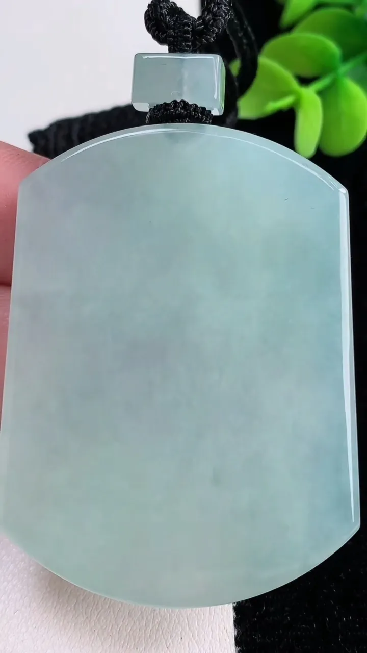 天然A货翡翠无事牌吊坠，尺寸54.3-41-5.5，重量:42.47g
12月12日