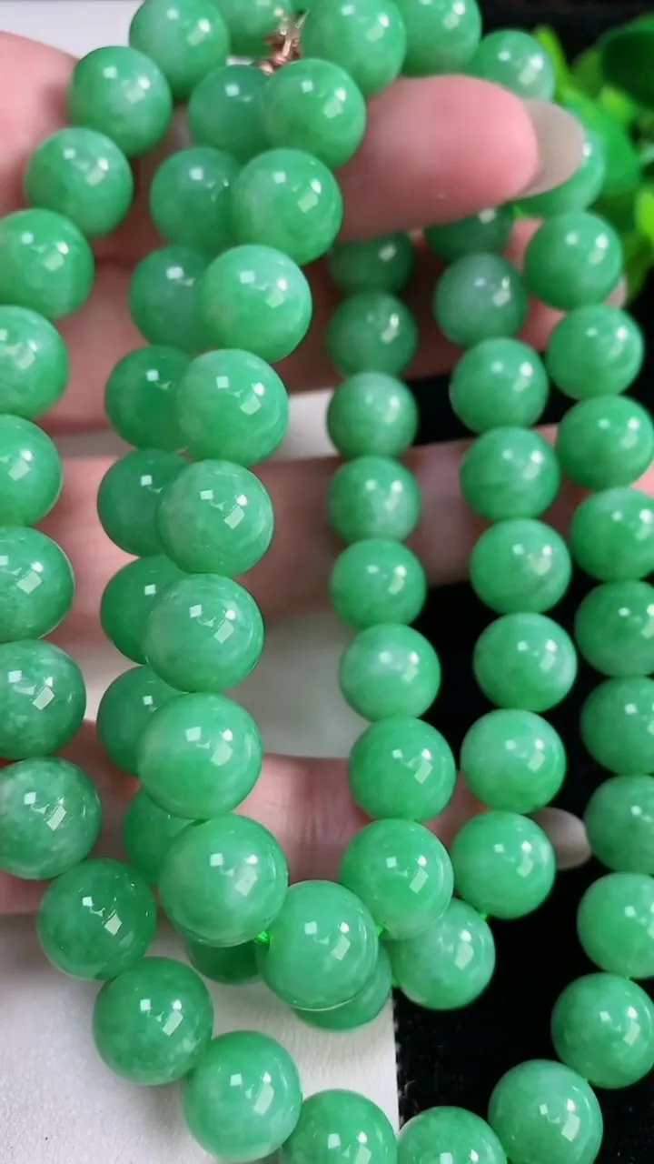 天然A货翡翠圆珠项链，尺寸9.8-69颗，重量:123.25g12月12日
工厂直销收藏佳品,种好水