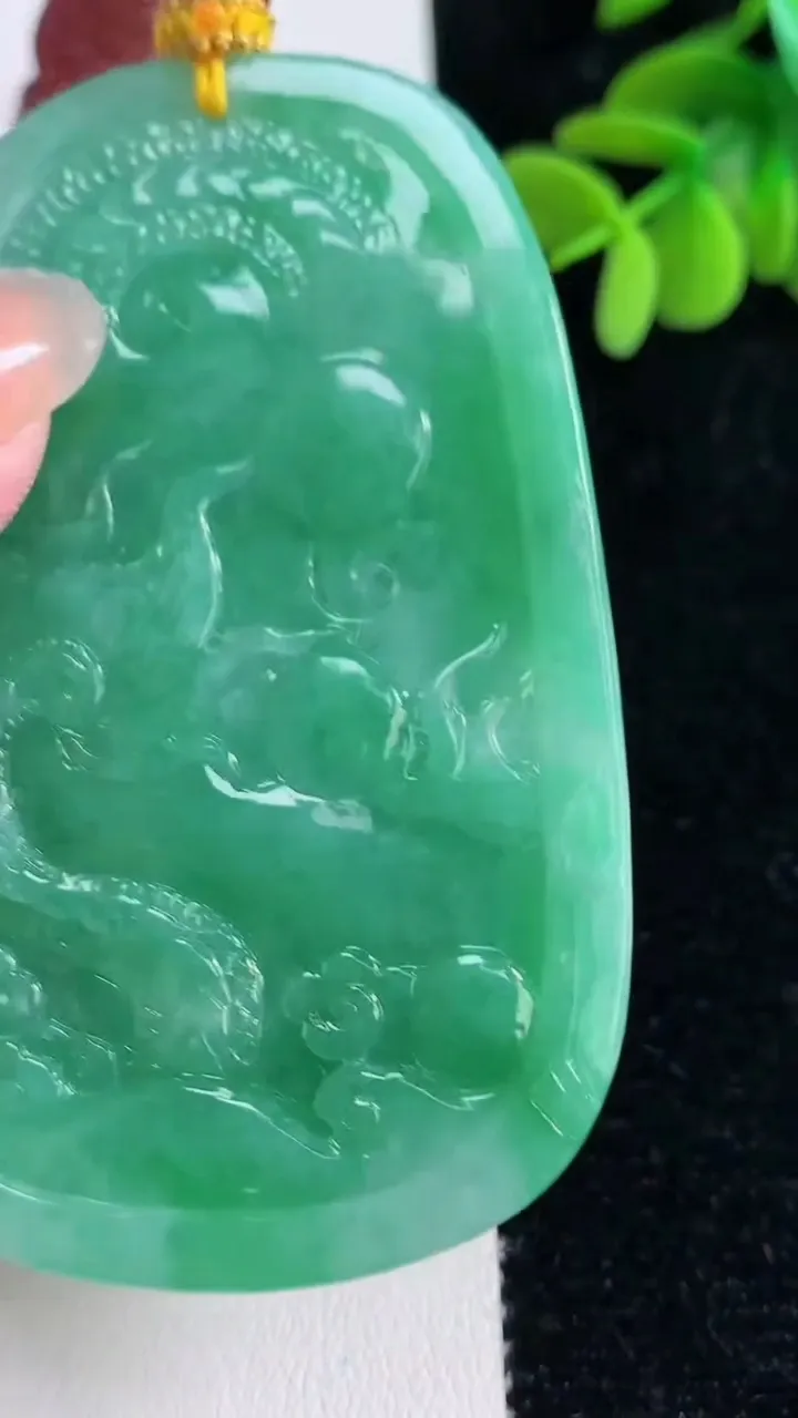 天然A货翡翠龙牌吊坠，尺寸69.5-46.4-10.8，重量:79.27g
12月12日