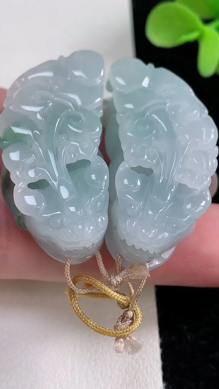 天然A货翡翠飘花貔貅吊坠一对，尺寸373-18.5-12.5，重量:37.13g
12月12日