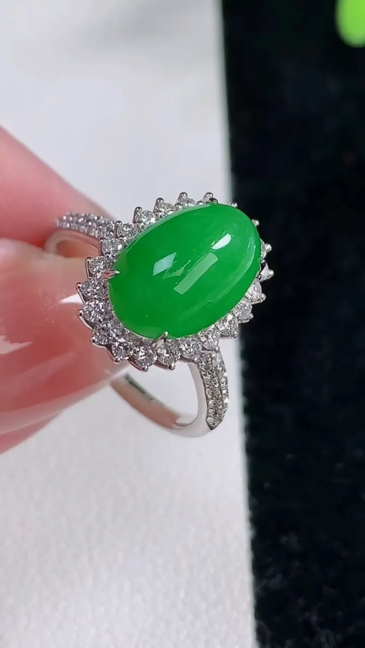 天然A货翡翠蛋面戒指，尺寸17.7-11.5-7.7-9.2，重量:4.01g2025年12月12日
工厂直销收藏佳品,种好水足，色泽均匀，有种有色，上手高大气！