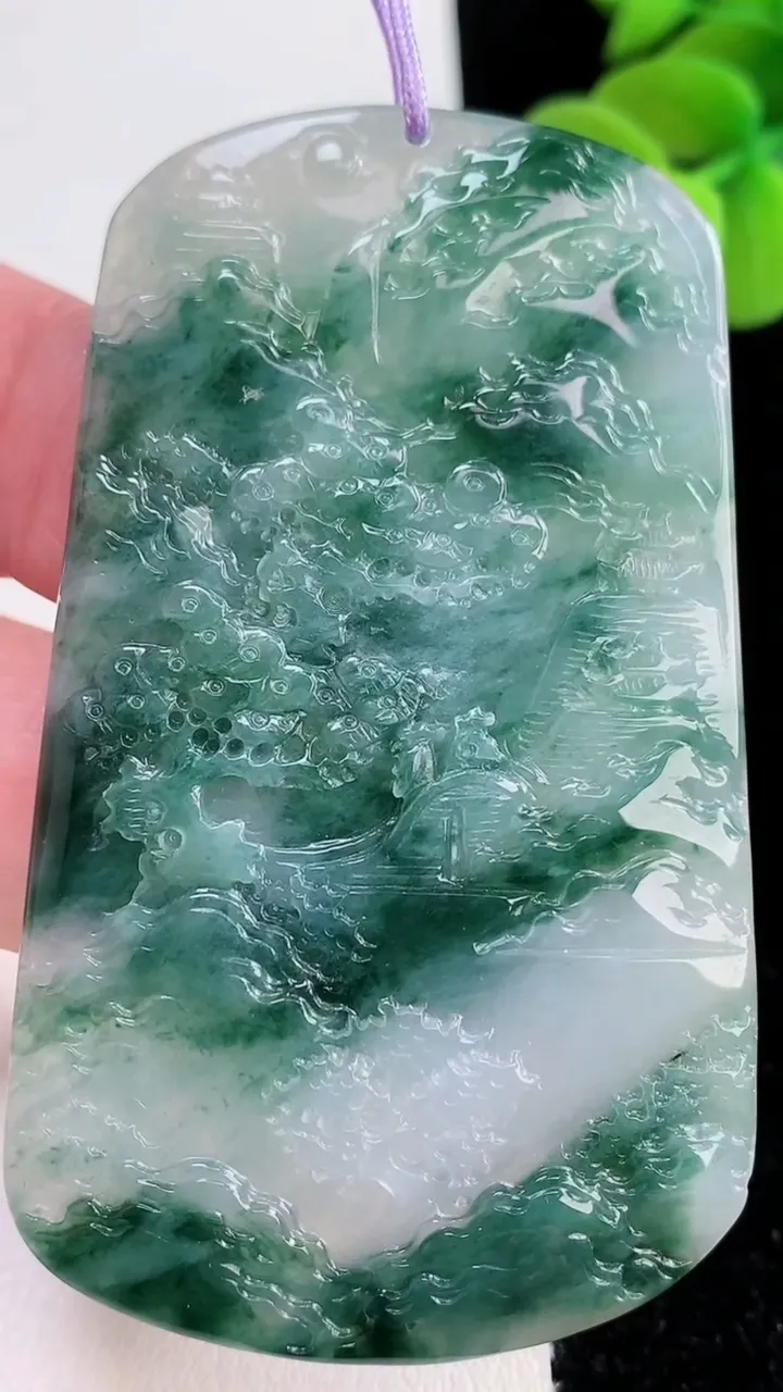 天然A货翡翠牌吊坠，尺寸65.7-39.3-3.7，重量:25.89g
12月12日