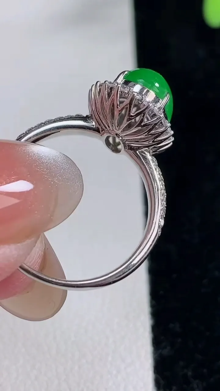 天然A货翡翠蛋面戒指，尺寸17.7-11.5-7.7-9.2，重量:4.01g2025年12月12日
工厂直销收藏佳品,种好水足，色泽均匀，有种有色，上手高大气！