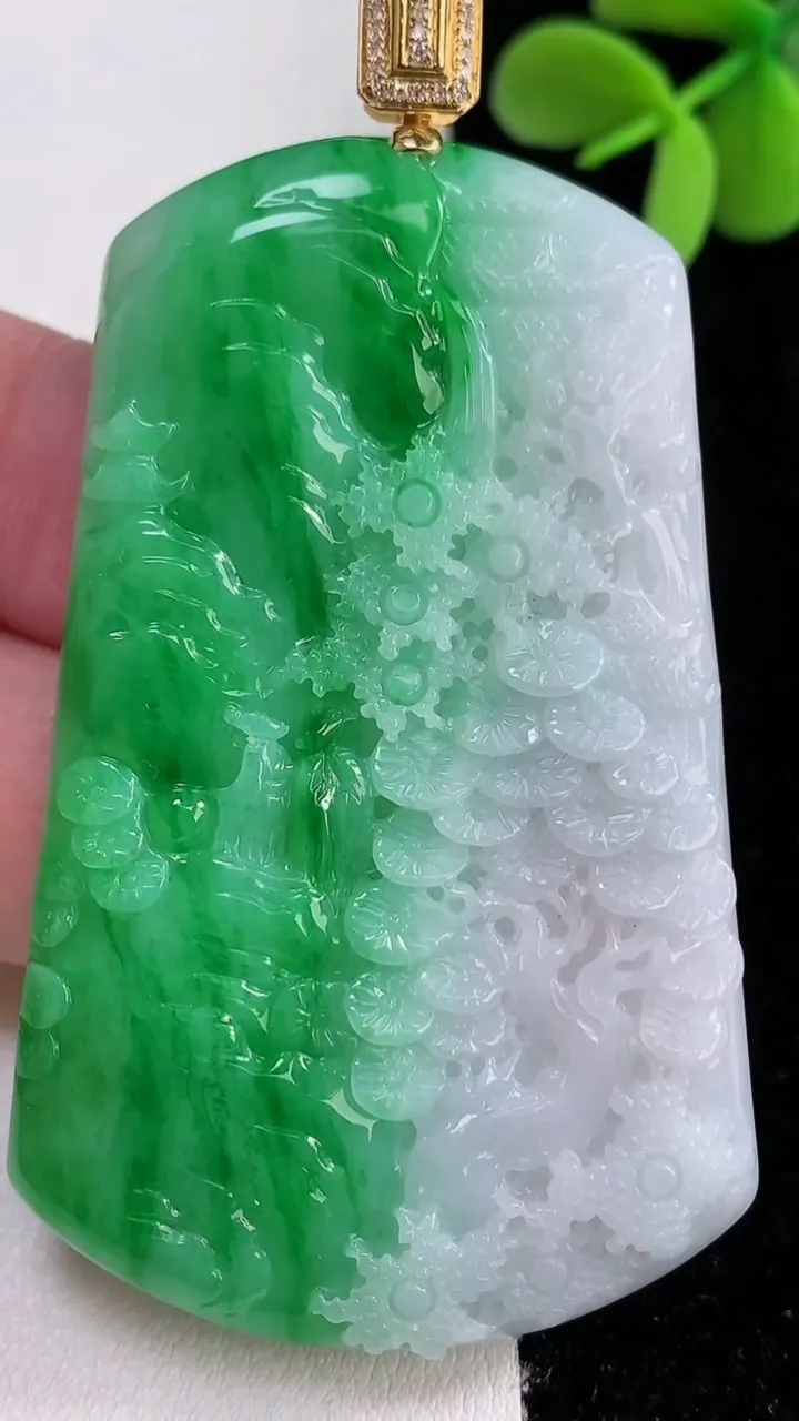天然A货翡翠山水牌吊坠，尺寸61.8-38.4-4.7，重量:29.41g
12月12日