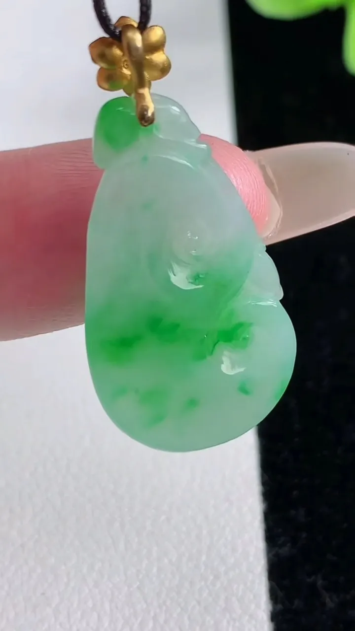天然A货翡翠如意吊坠，尺寸28.8-16-4.4，重量:4.04g
12月12日