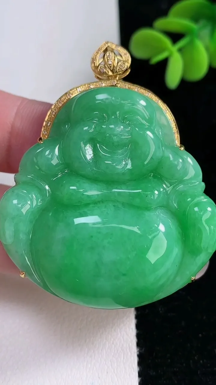 天然A货翡翠佛公吊坠，尺寸54-43.5-43.5-10.3，重量:30.29g
12月12日