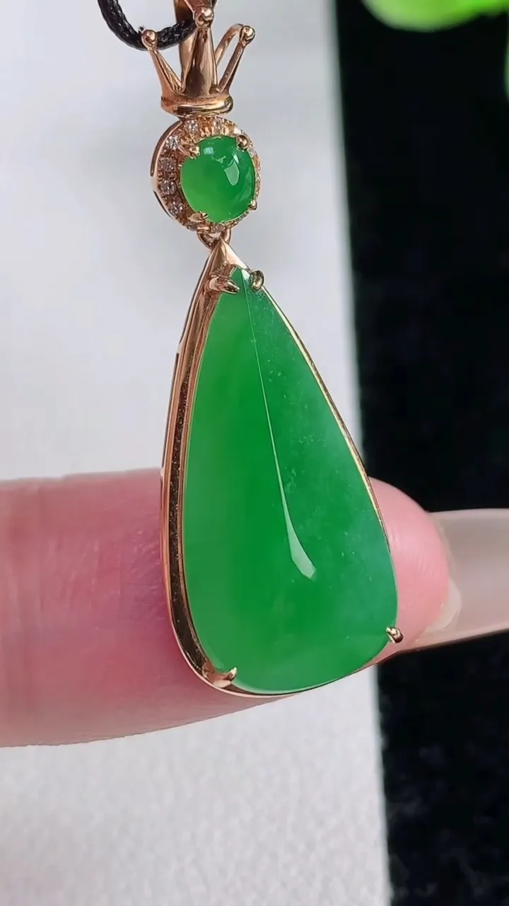 天然A货翡翠水滴吊坠，尺寸35.2-11.6-6.6，裸石21.2-10.4重量:3.27g
12月
