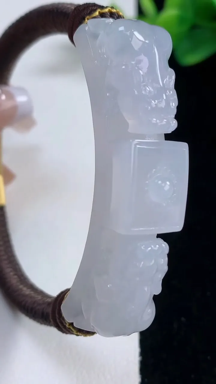 天然A货翡翠种白冰貔貅手绳，尺寸54.6-12.4-11，重量:33.00g
12月12日