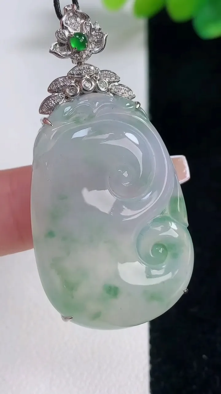 天然A货翡翠种飘花如意吊坠，尺寸48.8-35.6-24-6.7，重量:11.05g
12月12日