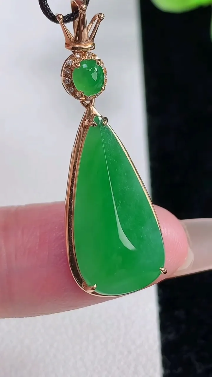 天然A货翡翠水滴吊坠，尺寸35.2-11.6-6.6，裸石21.2-10.4重量:3.27g
12月12日