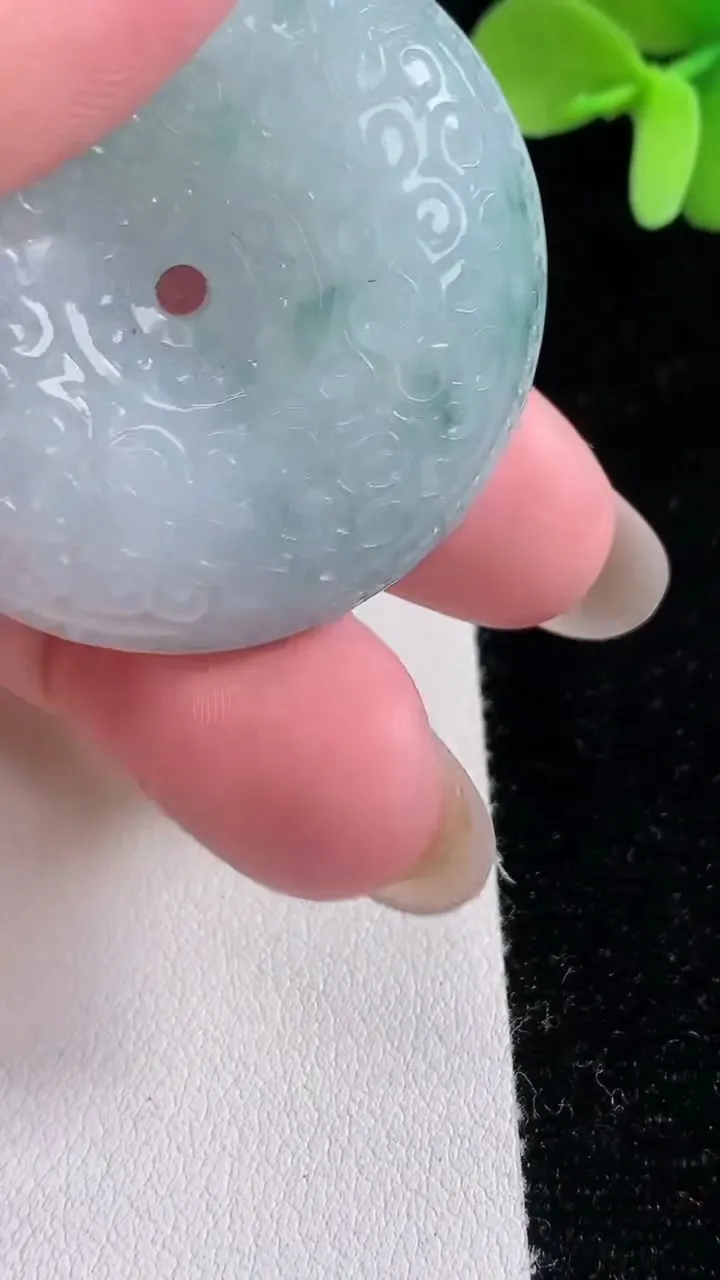 天然A货翡翠飘花雕花平安扣吊坠，尺寸39-11.6，重量:35.46g
12月12日