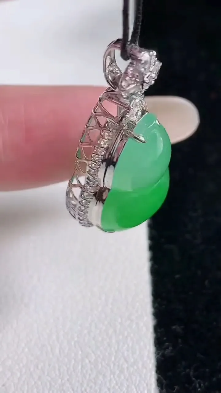 天然A货翡翠葫芦吊坠，尺寸32.5-15.6-10.4，裸石20.6-13.2重量:4.37g
12月12日