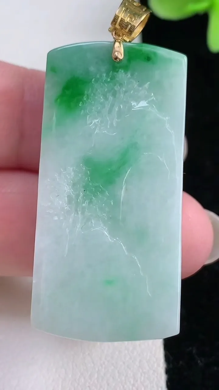 天然A货翡翠山水牌吊坠，尺寸42.4-20.6-9.4，重量:22.64g
12月12日