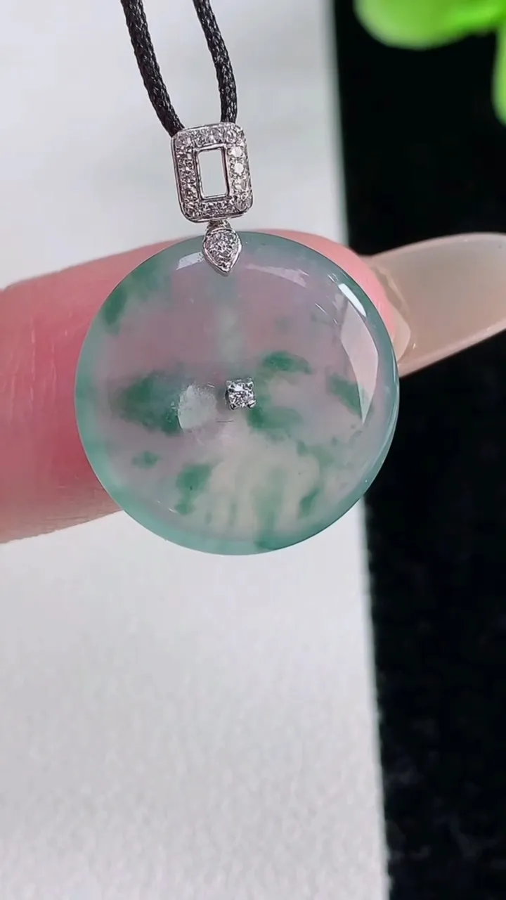 天然A货翡翠种飘花平安扣吊坠，尺寸16.8-3.2，重量:2.32g
12月12日